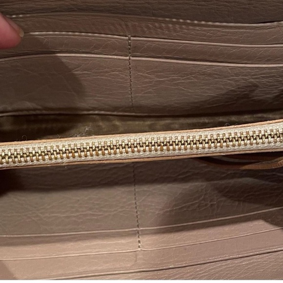 Chloé  Bow Zip Leather Long Wallet - Picture 8 of 9